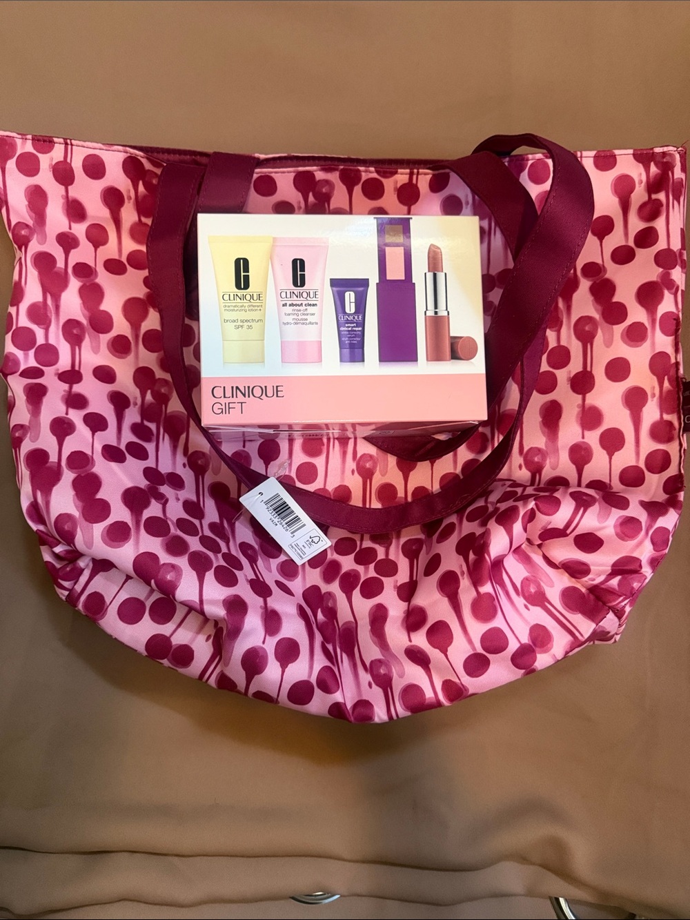 New Clinique Tote & Gift Set - Picture 4 of 4